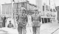 I generali Balbo e Pellegrini davanti alla nave Alice, Shoal Harbour, luglio/agosto 1933.